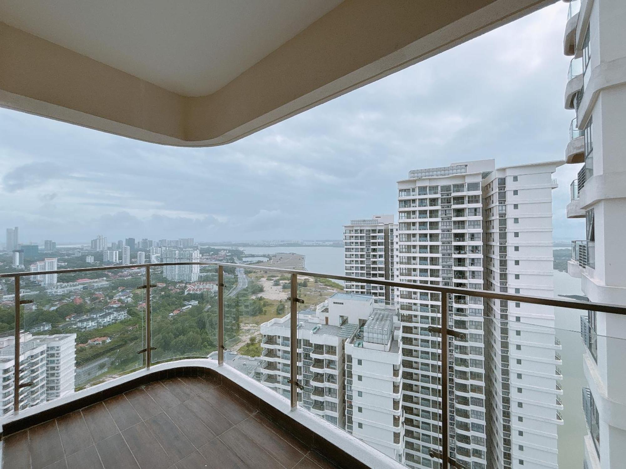 Apartment Country Garden Danga Bay By Lions Bay