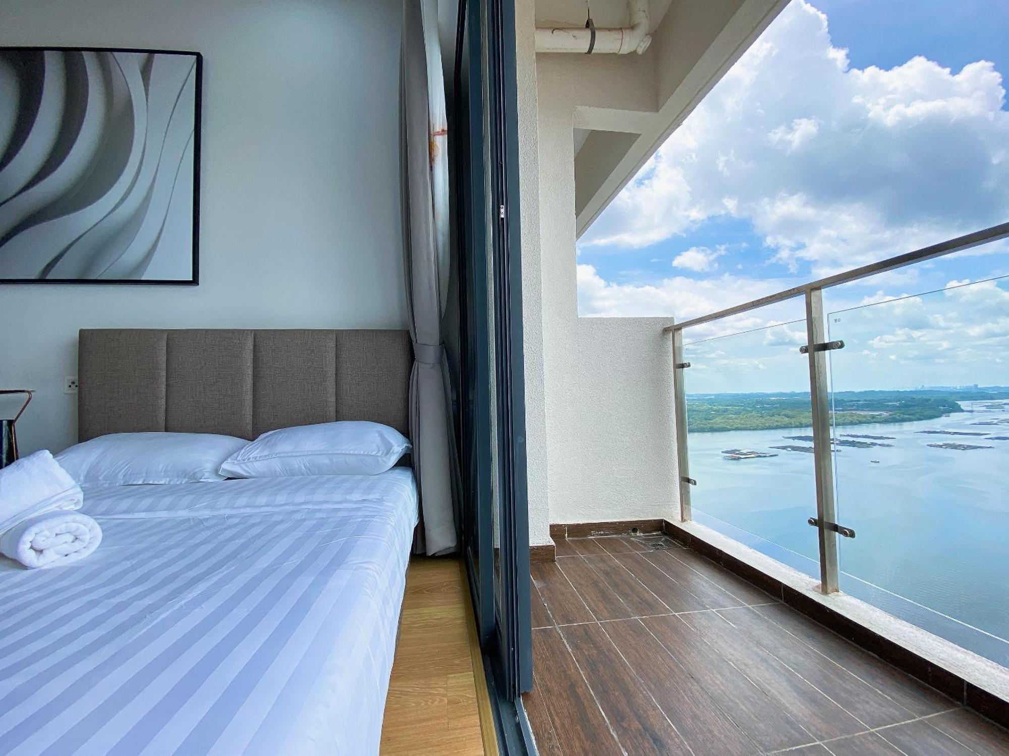 Apartment Country Garden Danga Bay By Lions Bay